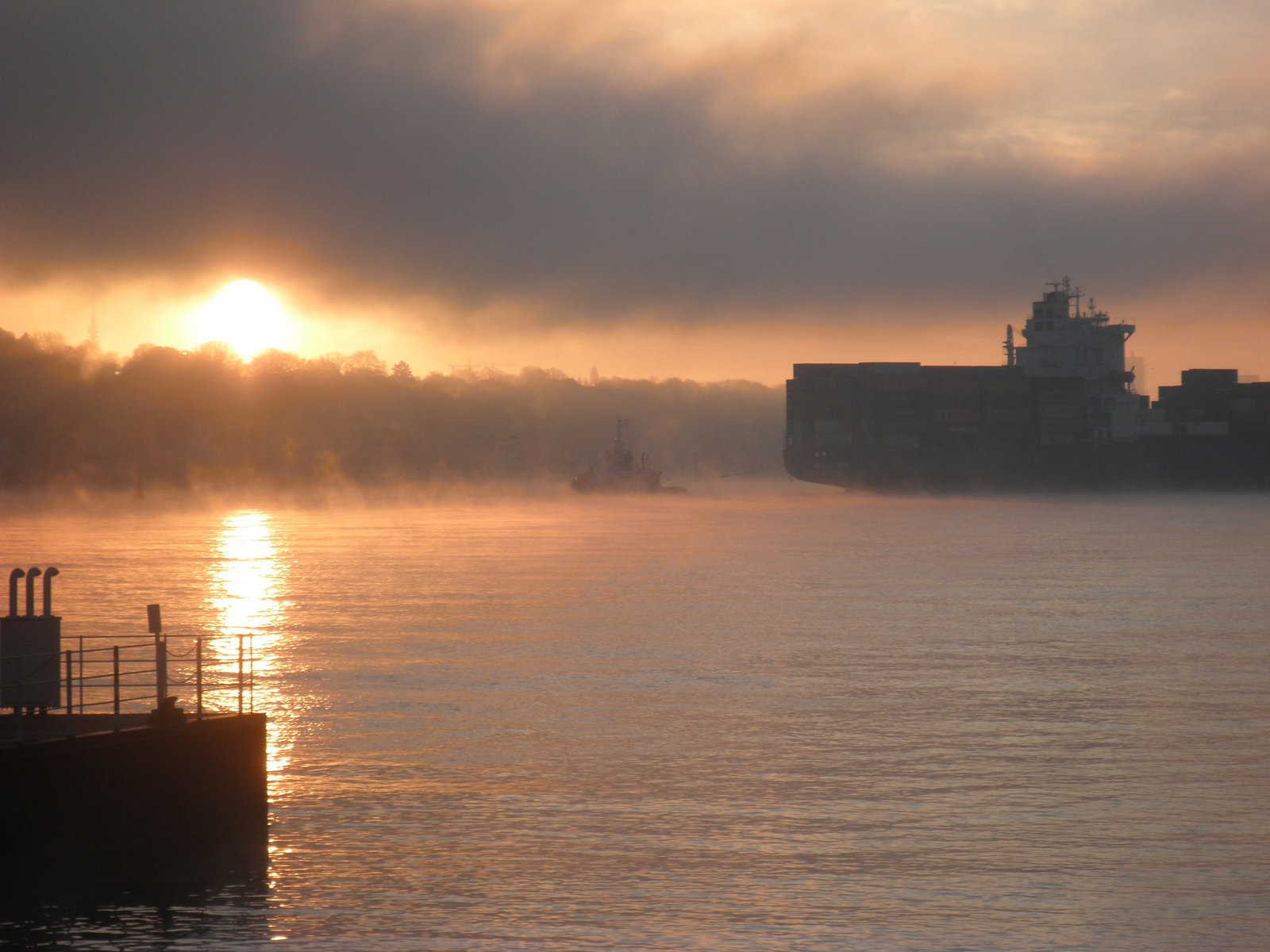 Sonnenaufgang über der Elbe