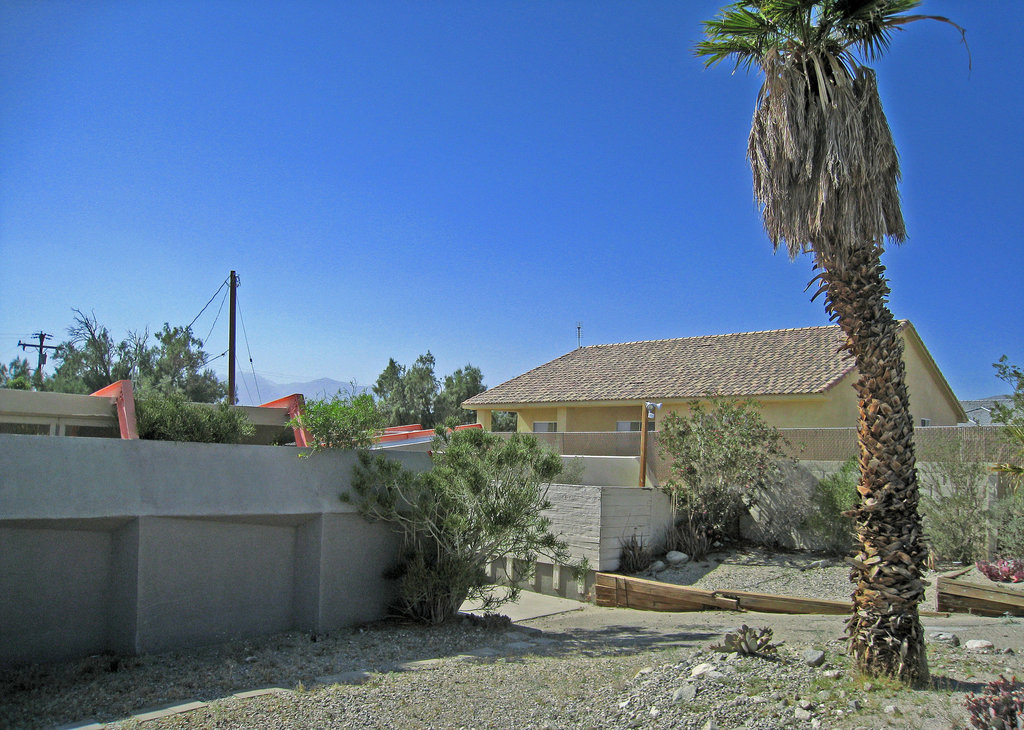 Lautner Motel and Neighbor (0447)