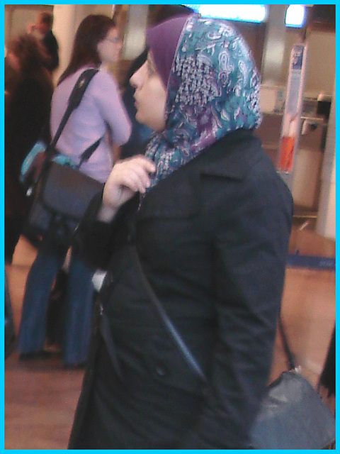 Jolie Dame Islamique embrouillée / Blurry pretty Islamic Lady -  Brussels airport /  Aéroport de Bruxelles