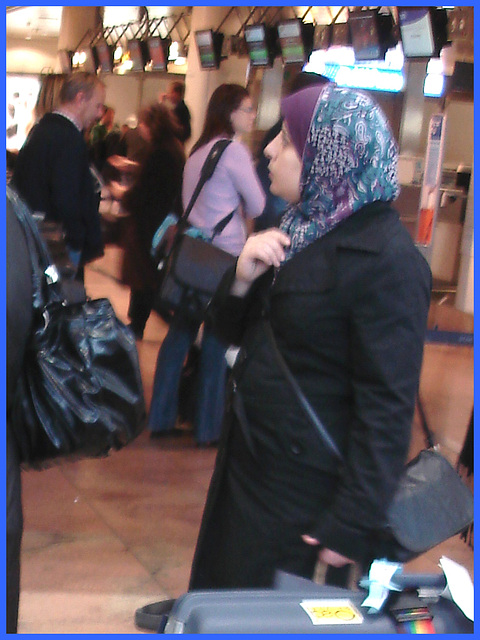 Jolie Dame Islamique embrouillée / Blurry pretty Islamic Lady -  Brussels airport /  Aéroport de Bruxelles