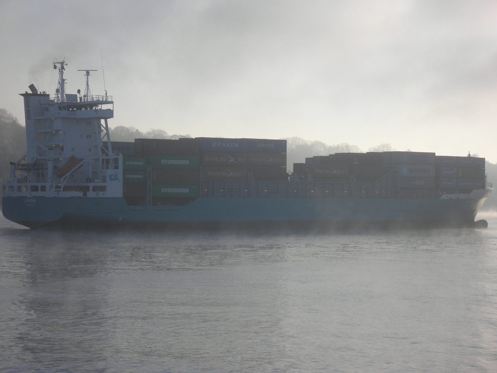 Feeder-Containerschiff  LARISSA im Morgennebel