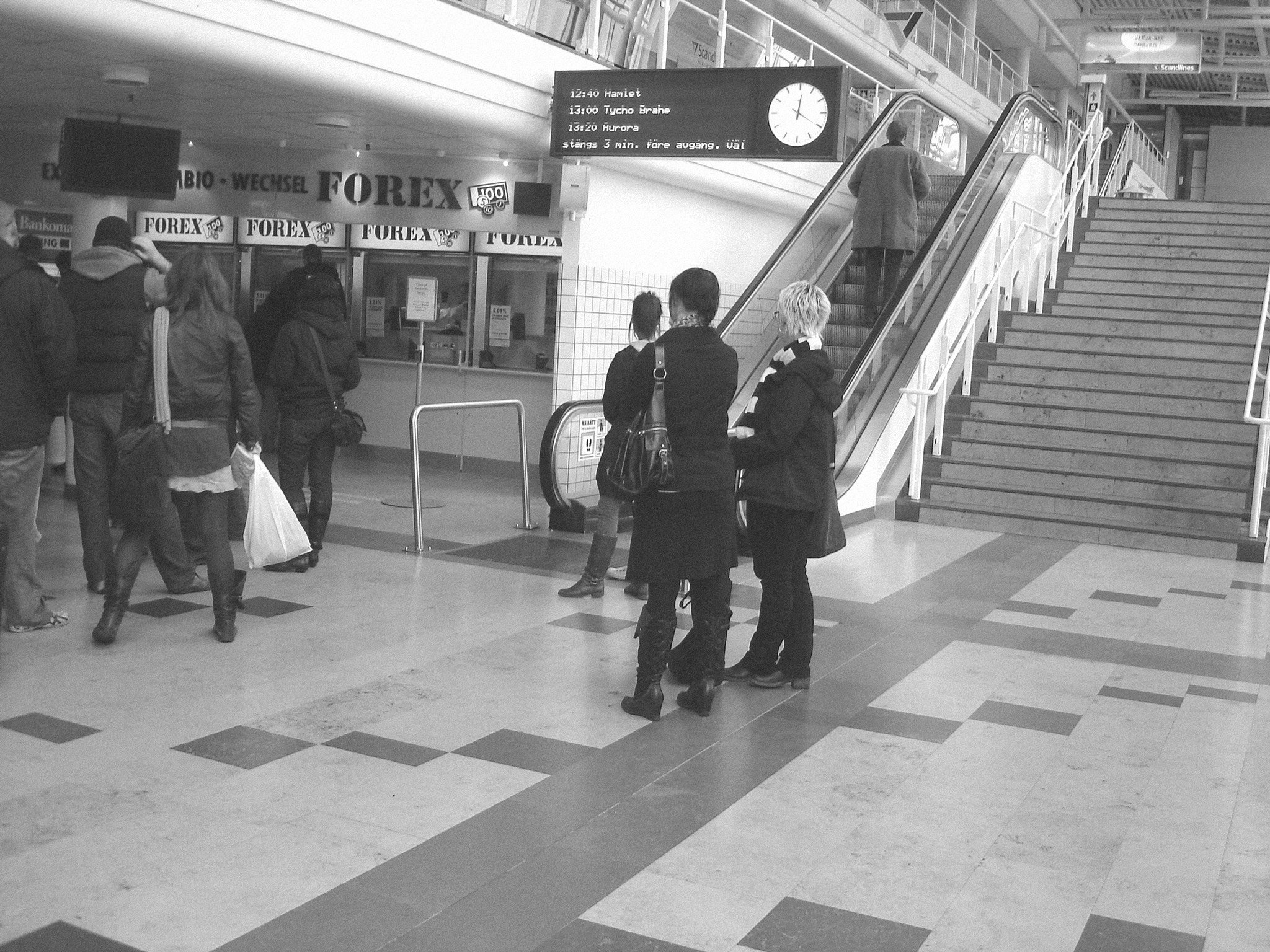 Forex quintet at the ferry building - Helsingborg - Sweden / Suède - 22-10-2008   - B & W.