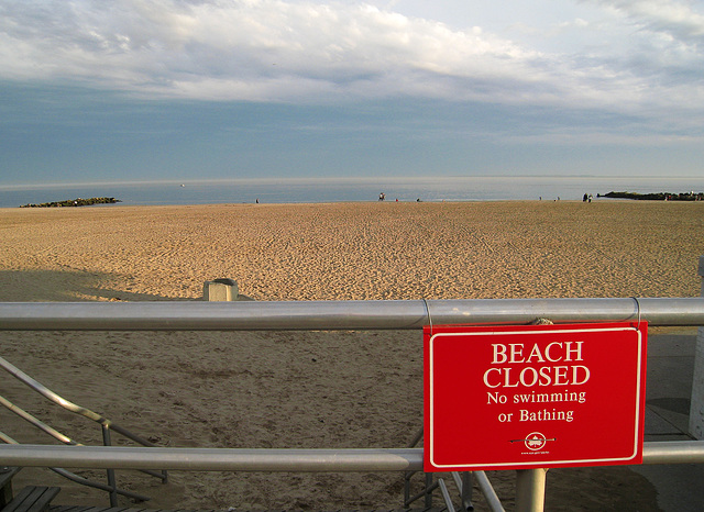 Beach Closed (0874)