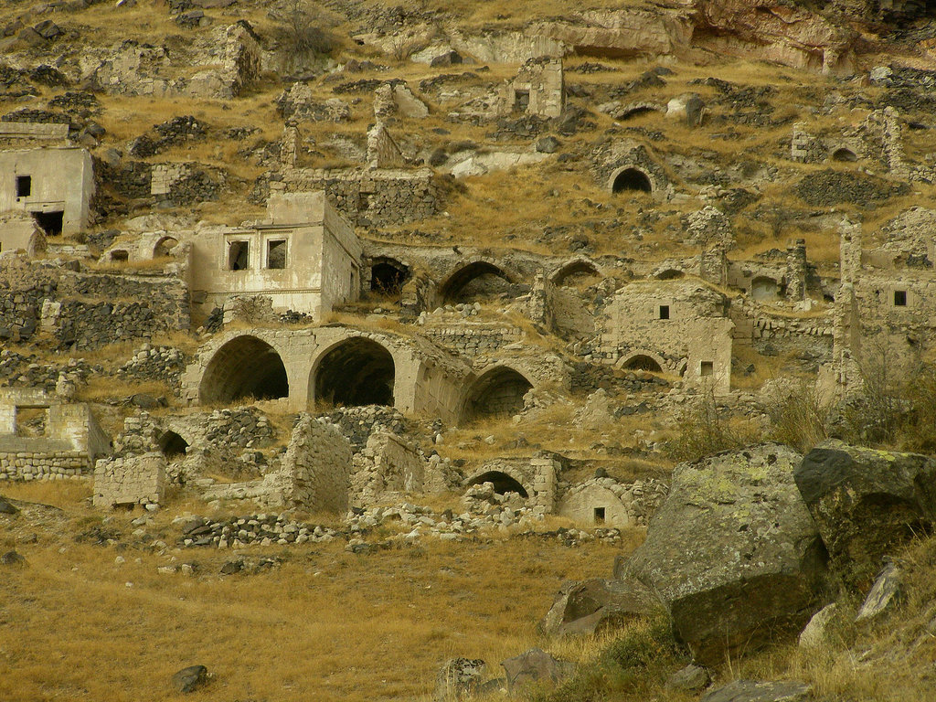 Forlasita urbo en rokoj