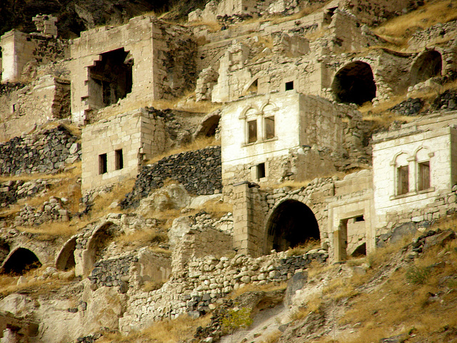 Forlasita urbo en rokoj