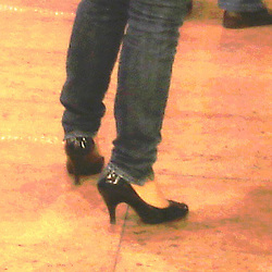 First class and première Quintet - Brussels airport / 19 octobre 2008 - Black pumps close-up / Accent sur talons hauts.