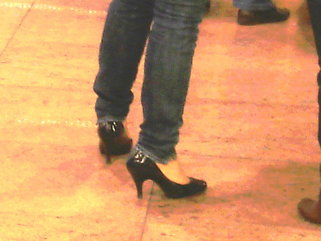 First class and première Quintet - Brussels airport / 19 octobre 2008 - Black pumps close-up / Accent sur talons hauts.