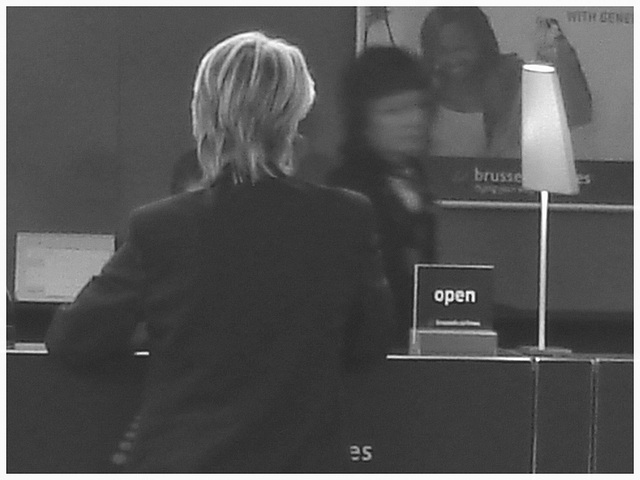 Brussels airlines open blond worker in sexy boots   /   Blonde bien bottée au travail-  Brussels airport - 19-10-2008 - Blanc et noir.