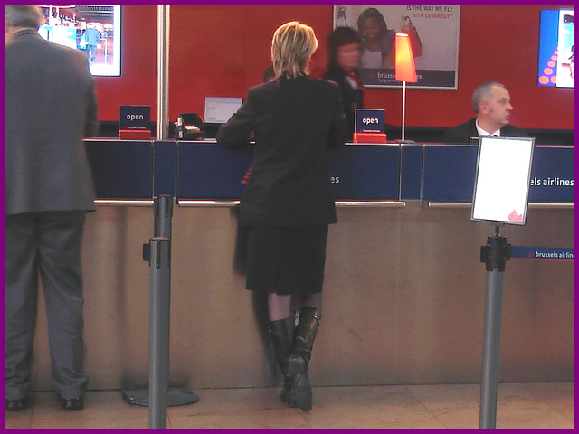 Brussels airlines open blond worker in sexy boots   /   Blonde bien bottée au travail-  Brussels airport - 19-10-2008