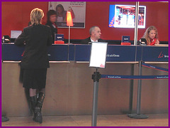 Brussels airlines open blond worker in sexy boots   /   Blonde bien bottée au travail-  Brussels airport - 19-10-2008
