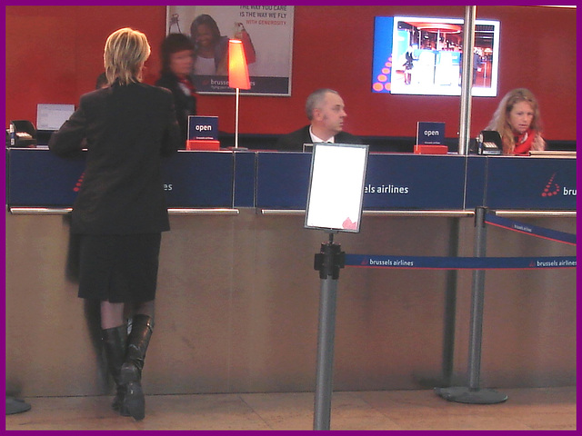 Brussels airlines open blond worker in sexy boots   /   Blonde bien bottée au travail-  Brussels airport - 19-10-2008