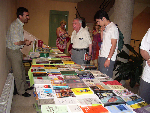 Larrouy kaj Pedro Sanz amuziĝas ĉe la libroservo