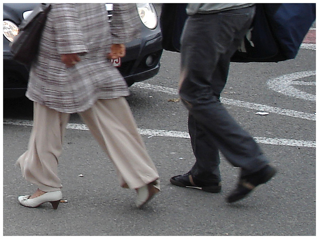 Élégance Islamique et Talons Hauts - Islamic podoerotic elegance-  Brussels airport -19-10-2008