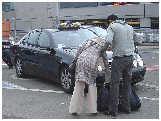 Élégance Islamique et Talons Hauts - Islamic podoerotic elegance-  Brussels airport -19-10-2008