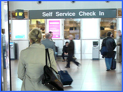 Dame blonde et mature / Heras blonde mature in extreme hammer heeled boots - Brussels airport  /  19-10-2008