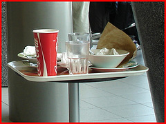 Coca-cola and water leftovers -  Plateau collation à la Coca-cola - Schiphol airport