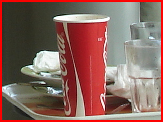 Coca-cola and water leftovers / Plateau collation à la Coca-cola - Schiphol airport / 18 octobre 2008.