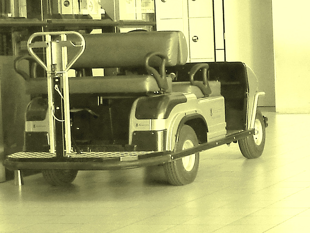 Blue shuttle cart -  Navette interne -  Effet photofiltre à l'ancienne / Vintage effect -  Schiphol airport.  19 octobre 2008.