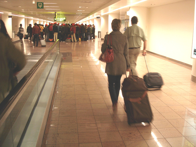 Mon arrivée à Bruxelles !  /  First photographed high heeled Lady -  Brussels airport  - 19-10-2008