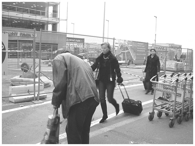 Front park Blonde mature with glasses and low-heeled Boots -  Brussels airport - 19-10-2008  - Noir et blanc  /  B & W.