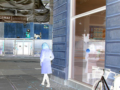 Arkitekter readhead Lady in sexy boots -  Copenhagen  /   October 20th 2008.  - Effet négatif avec photofiltre.