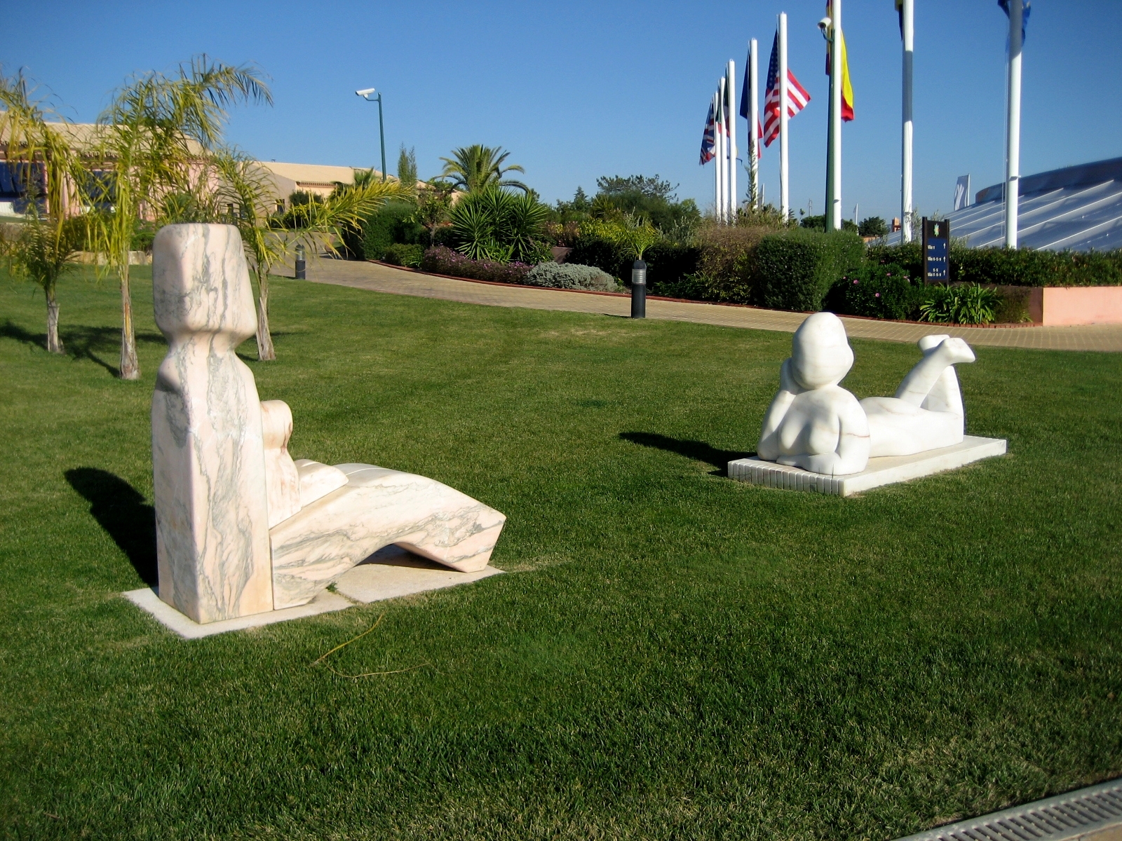 Algarve, Vila Sol Hotel, women's talk (sculptures)