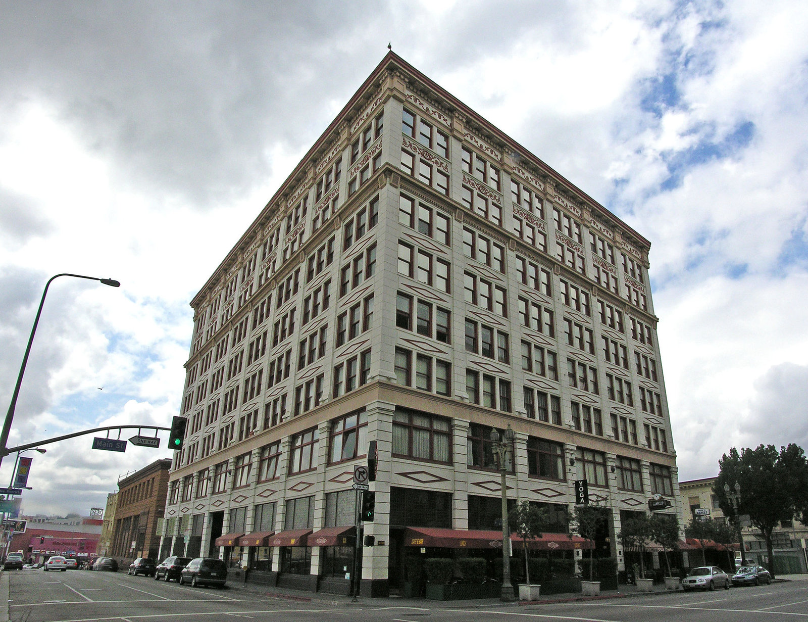 4th & Main (7942)