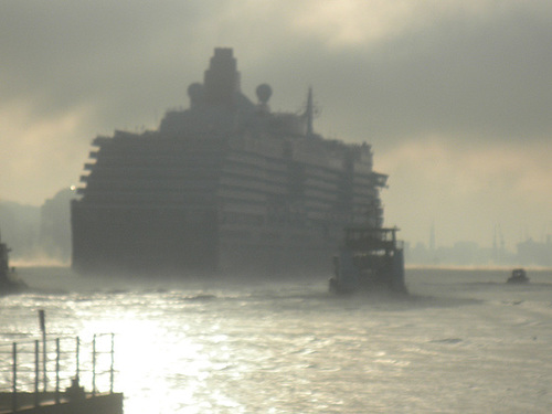 QUEEN VICTORIA im Morgennebel