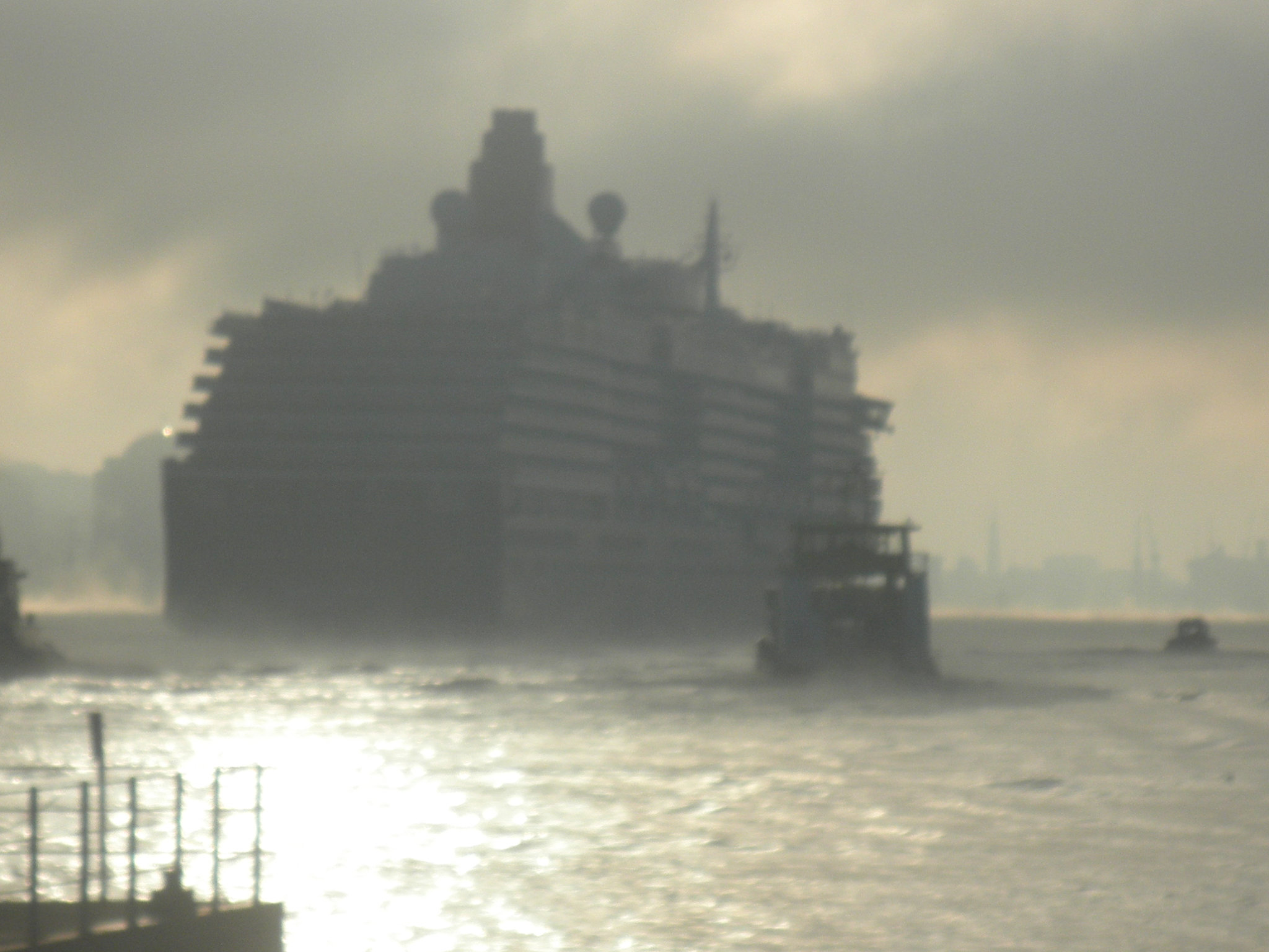 QUEEN VICTORIA im Morgennebel