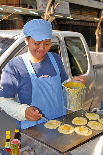 baking "Khanom Tokyo"