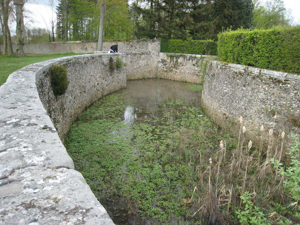 Douves du grand portail du château de Bombon