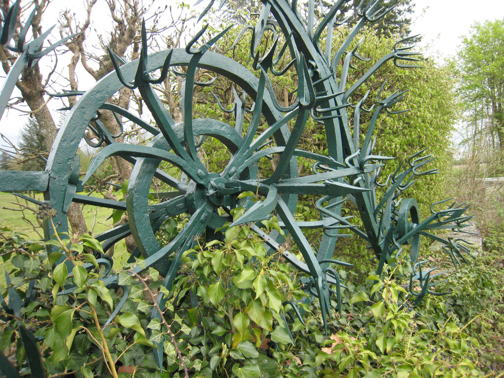 Ferronnerie de défense sur le côté du portail
