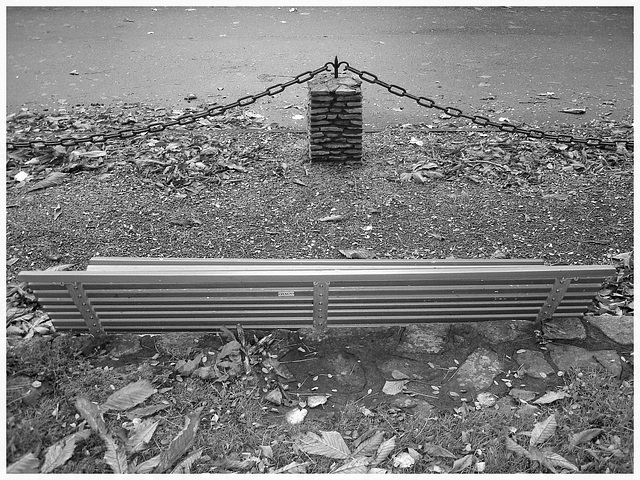 Banc & chaîne / Bench & chain - Båstad. Suède / Sweden - 21 octobre 2008 /  B & W