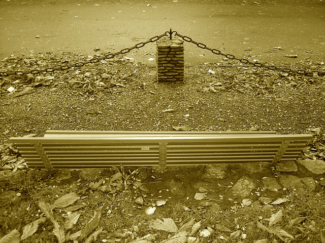 Banc & chaîne / Bench & chain - Båstad . Suède / Sweden - 21-10-2008 - Sepia.