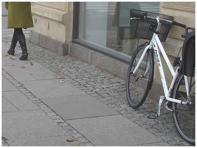 Arkitekter readhead Lady in sexy boots -  Copenhagen  /   October 20th 2008.