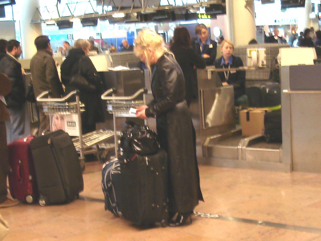 Meryl Streep's look Star Alliance blond mature in Dominatrix Boots - Brussels airport  / 19-10-2008