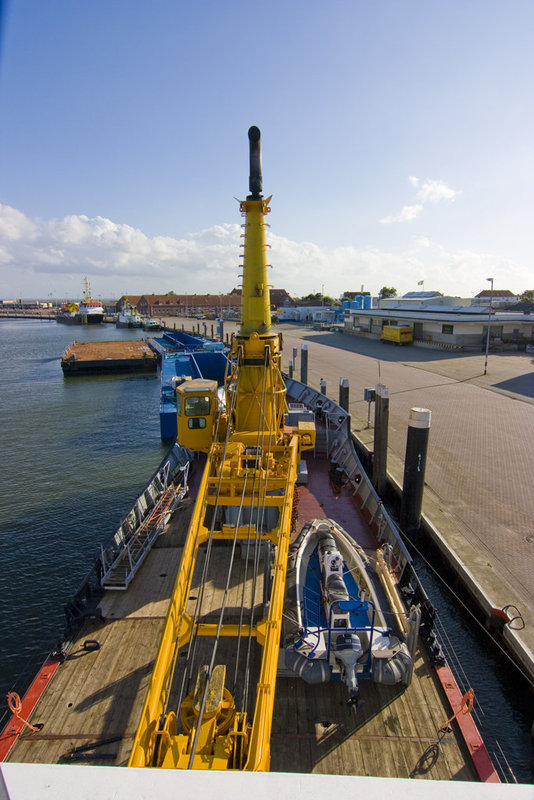 3267_1 Deck w/ Crane & Fastboat