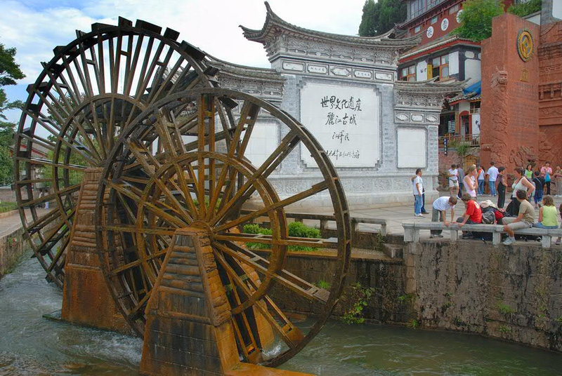 Big water wheel at the entrance of the Old Town Lijiang