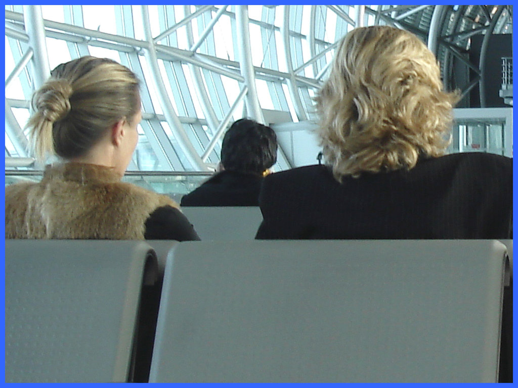 Blond duo waiting for their flight  - Duo de belles blondes - Boots under the seat  /  Bottes sous le siège  -  Brussels airport.