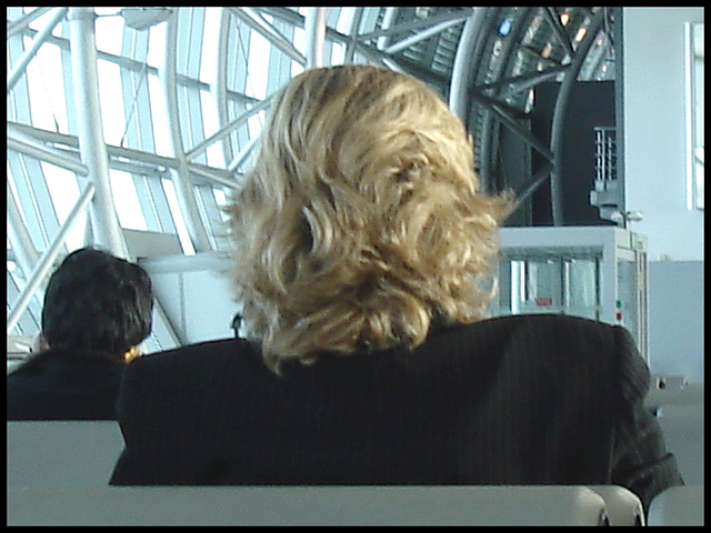 Blonde duo waiting for their flight - Duo de belles blondes - Boots under the seat  /  Bottes sous le siège  -  Brussels airport.