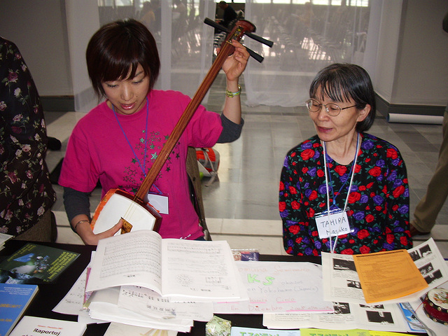 Masak(at)o (dekstre) kaj Mayuko Tazima, ludante ŝamisanon