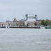 Insulo en la haveno de Roterdamo