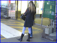 Blonde Booted cowgirl in jeans -  Blonde en bottes de Cowboy - Aéroport de Bruxelles -19-10-2008