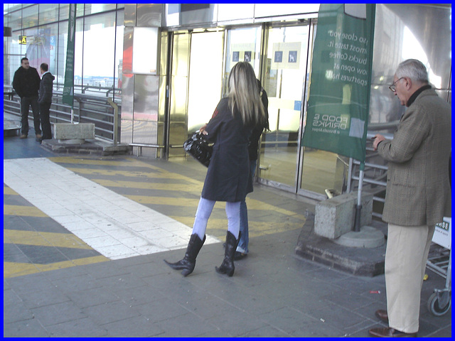 Blonde Booted cowgirl in jeans -  Blonde en bottes de Cowboy - Aéroport de Bruxelles -19-10-2008