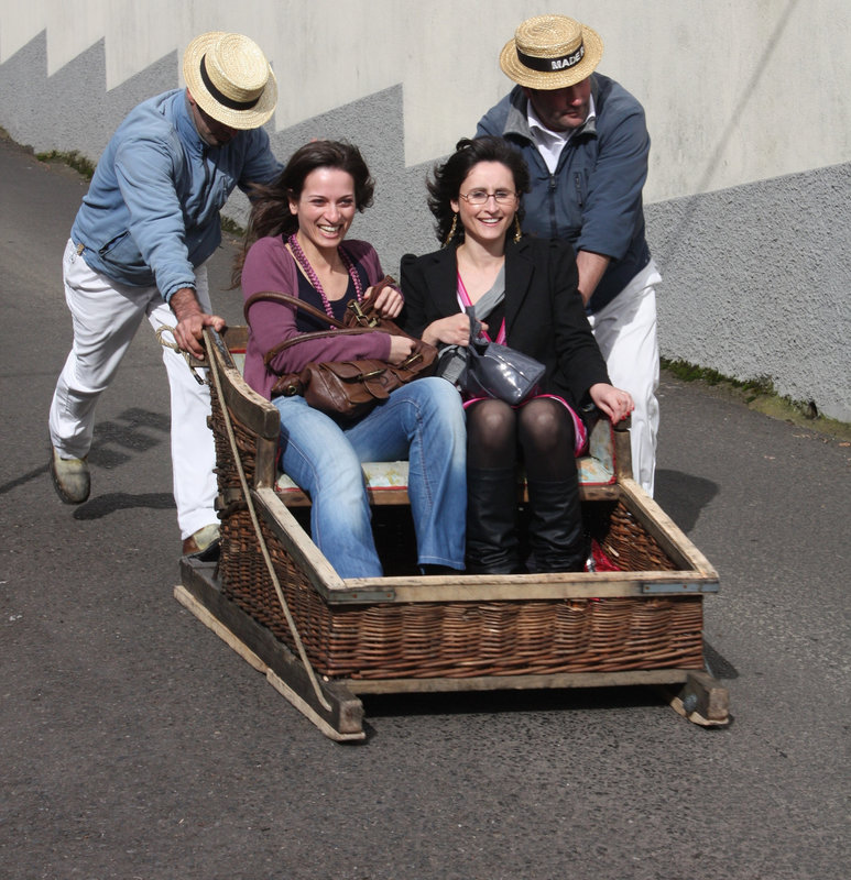 eine Korbschlittenfahrt / a Toboggan ride