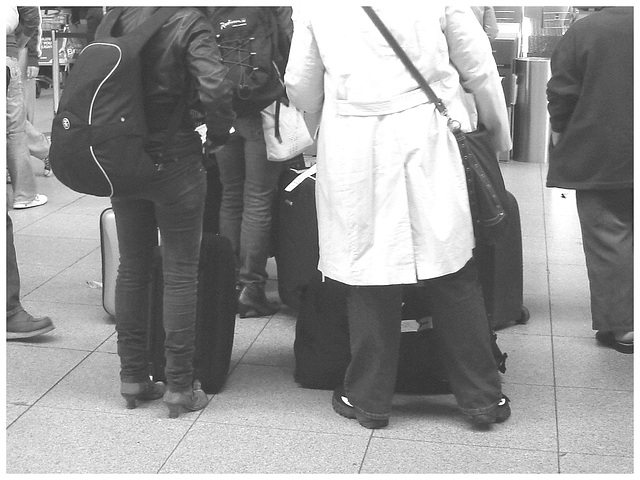 31 check in desk high-heeled booted duo  /  Dames en Bottes sexy au comptoir d'enregistrement no-31 .   Aéroport Kastrup de Copenhagen - 20-10-2008 - B & W