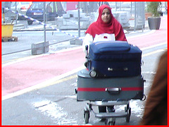 Red hood islamic Lady / Dame Islamique à capuchon rouge - Brussels airport / 19-10-2008