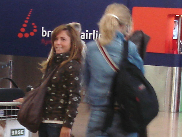 Short & cute Lady on flats & booted blond in jeans-  Brussels airport - 19-10-2008