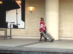 4307 train Lady with the suitcase -  Copenhagen Kastrup airport  /  20-10-2008