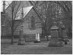 Cimetière et église  / Church and cemetery  -  Ormstown.  Québec, CANADA.  29 mars 2009-  B & W